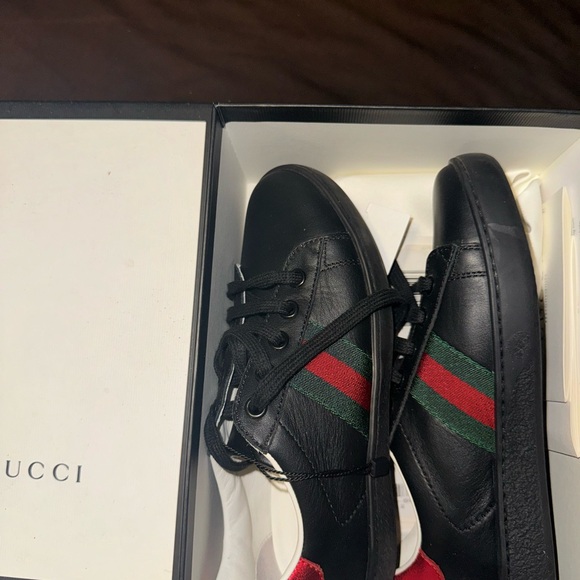 Size 32 original Gucci kids shoe. Worn once doesn’t fit that’s why am selling - Picture 2 of 2